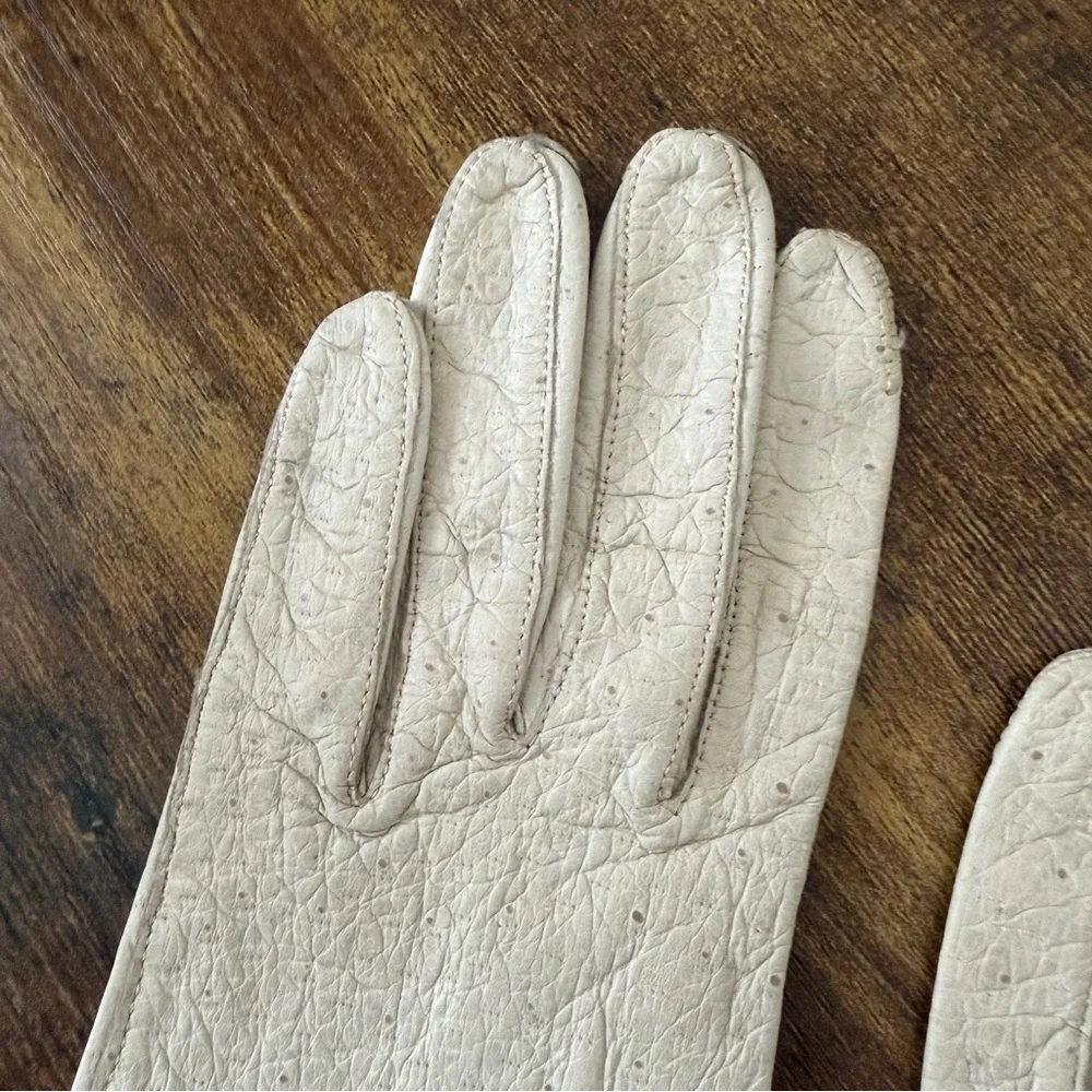 Vintage Women’s Cream Leather Gloves – 7.5” Wrist Length, Size 6.5